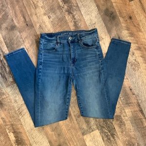 American Eagle Medium Wash Hi-Rise Jegging/Skinny Jeans. Size 8 Long.